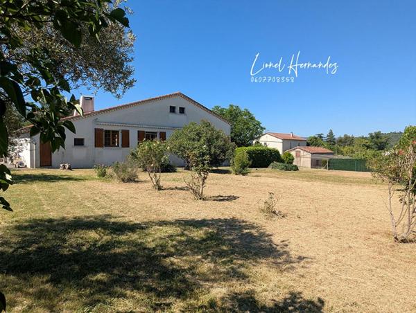 Maison de caractère de plain-pied - 130 m² - Terrain plat de 2411 m² - Saint-Privat-des-Vieux (Mazac)