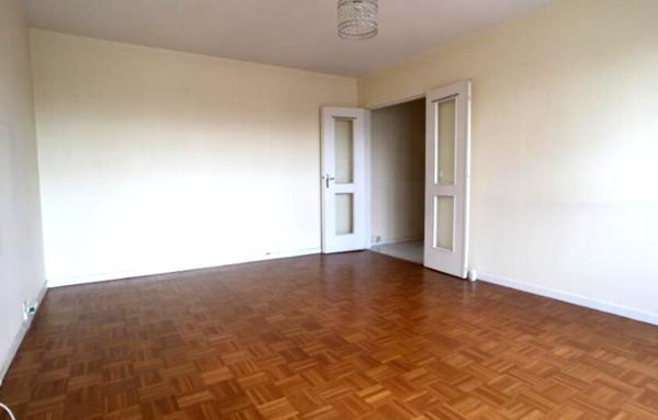 Mairie d'Ivry au pied du métro Appartement 3 pièces.