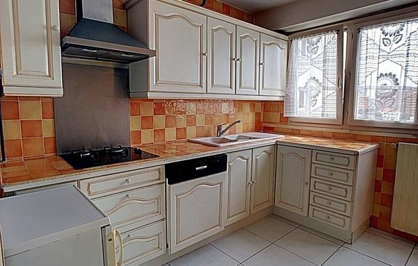 Mairie d'Ivry au pied du métro Appartement 3 pièces.