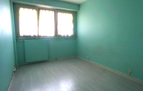 Mairie d'Ivry au pied du métro Appartement 3 pièces.