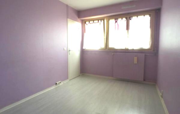 Mairie d'Ivry au pied du métro Appartement 3 pièces.