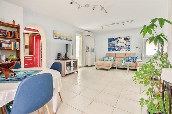 Beau T4 rénové en maison de ville au calme, véranda et balcon !