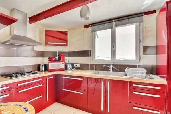 Beau T4 rénové en maison de ville au calme, véranda et balcon !