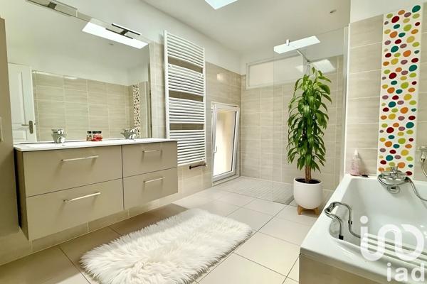 Maison 7 pièces de 190 m² à Saint-André-de-Cubzac (33240)