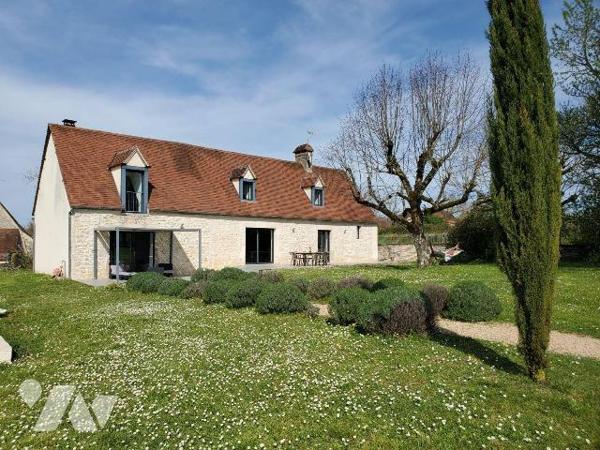 A VENDRE : Très belle maison en pierre entièrement restaurée avec beaucoup de goût, située sur ...