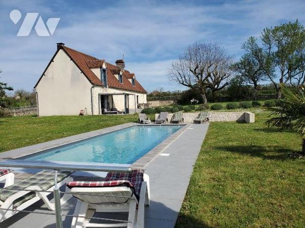 A VENDRE : Très belle maison en pierre entièrement restaurée avec beaucoup de goût, située sur ...