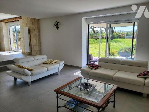 A VENDRE : Très belle maison en pierre entièrement restaurée avec beaucoup de goût, située sur ...