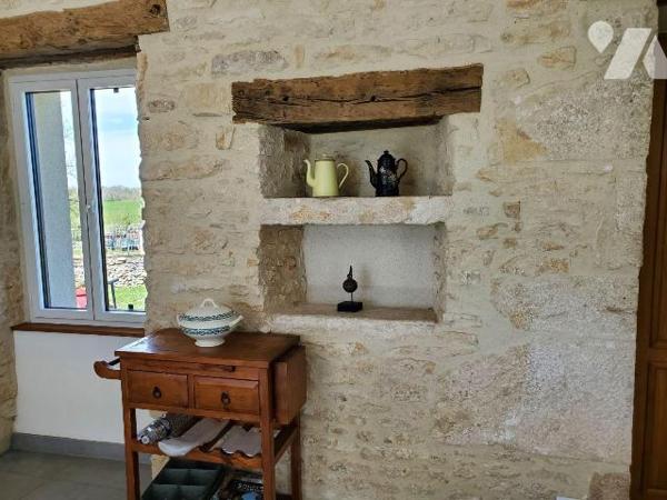 A VENDRE : Très belle maison en pierre entièrement restaurée avec beaucoup de goût, située sur ...