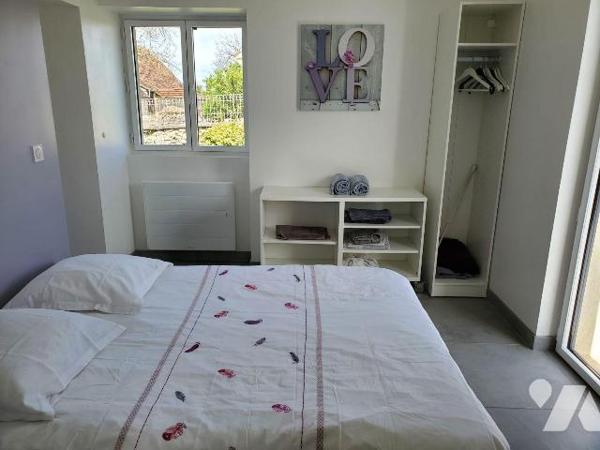 A VENDRE : Très belle maison en pierre entièrement restaurée avec beaucoup de goût, située sur ...