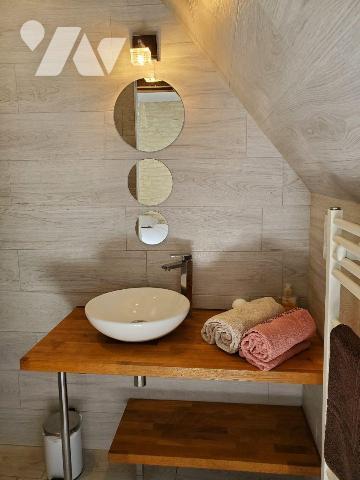 A VENDRE : Très belle maison en pierre entièrement restaurée avec beaucoup de goût, située sur ...