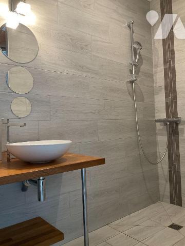 A VENDRE : Très belle maison en pierre entièrement restaurée avec beaucoup de goût, située sur ...