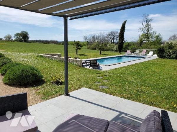 A VENDRE : Très belle maison en pierre entièrement restaurée avec beaucoup de goût, située sur ...