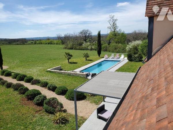 A VENDRE : Très belle maison en pierre entièrement restaurée avec beaucoup de goût, située sur ...