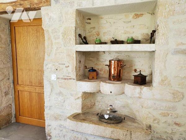 A VENDRE : Très belle maison en pierre entièrement restaurée avec beaucoup de goût, située sur ...