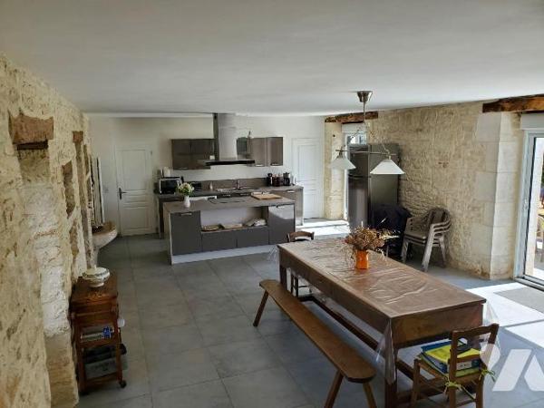 A VENDRE : Très belle maison en pierre entièrement restaurée avec beaucoup de goût, située sur ...