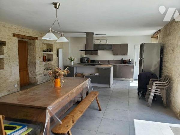 A VENDRE : Très belle maison en pierre entièrement restaurée avec beaucoup de goût, située sur ...