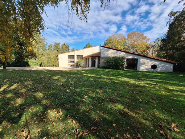 Sèvres-Anxaumont (86800) Maison d’architecte 4 ch + dépendance – 3000 m² – Calme absolu – Sèvres-Anxaumont