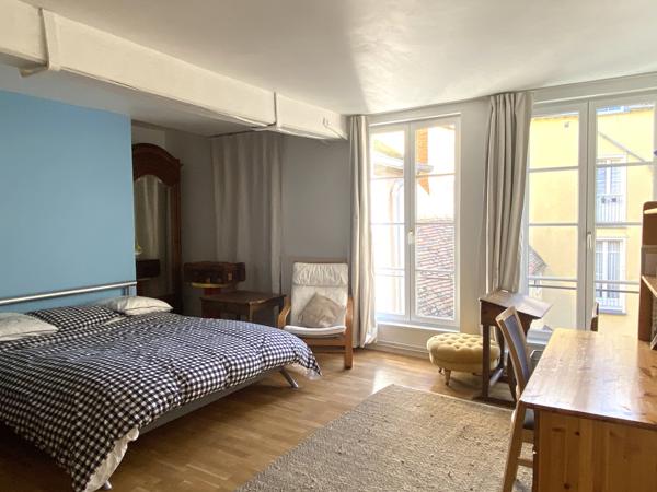 Coeur de ville de Chartres, quartier Cathédrale, maison 200m² avec stationnement, dépendance, caves et terrasse