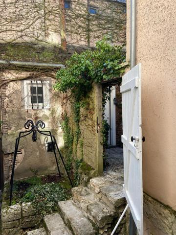 Coeur de ville de Chartres, quartier Cathédrale, maison 200m² avec stationnement, dépendance, caves et terrasse