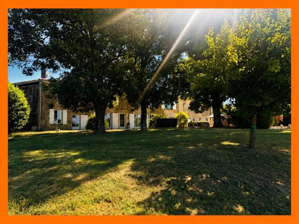 Vente                                                      Maison
                        
                     16 pièces                      400 m2                     à La Réole