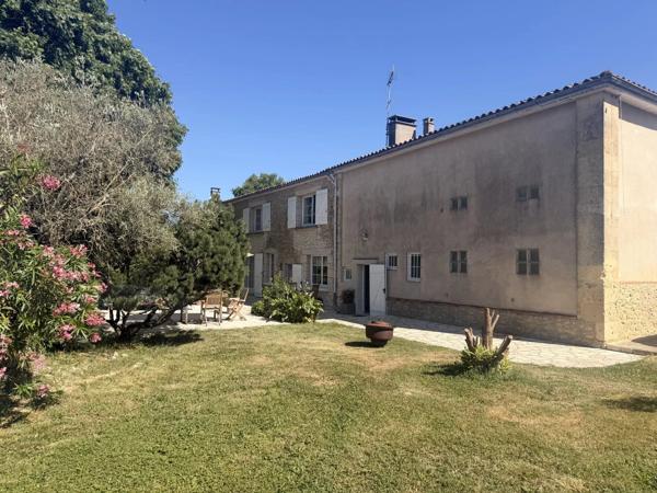 Vente                                                      Maison
                        
                     16 pièces                      400 m2                     à La Réole