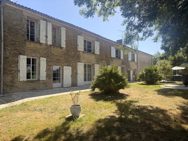 Vente                                                      Maison
                        
                     16 pièces                      400 m2                     à La Réole