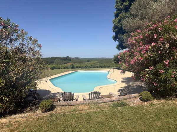 Vente                                                      Maison
                        
                     16 pièces                      400 m2                     à La Réole