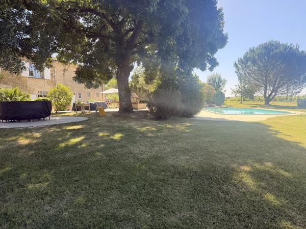 Vente                                                      Maison
                        
                     16 pièces                      400 m2                     à La Réole