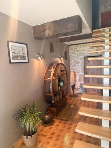 Vente                                                      Maison
                        
                     16 pièces                      400 m2                     à La Réole