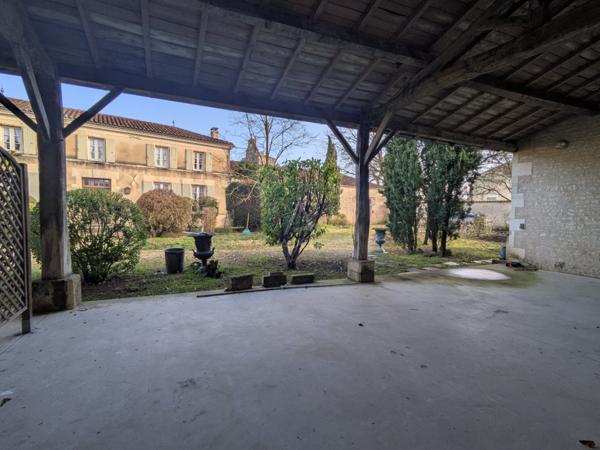 Au cur de Matha  Élégante charentaise rénovée avec dépendances