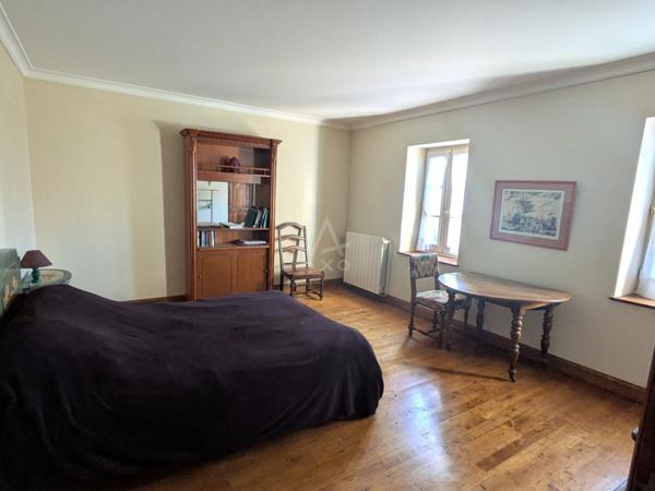 Au cur de Matha  Élégante charentaise rénovée avec dépendances