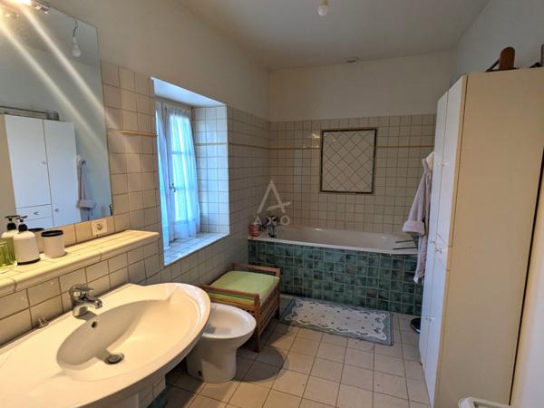 Au cur de Matha  Élégante charentaise rénovée avec dépendances