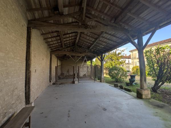 Au cur de Matha  Élégante charentaise rénovée avec dépendances