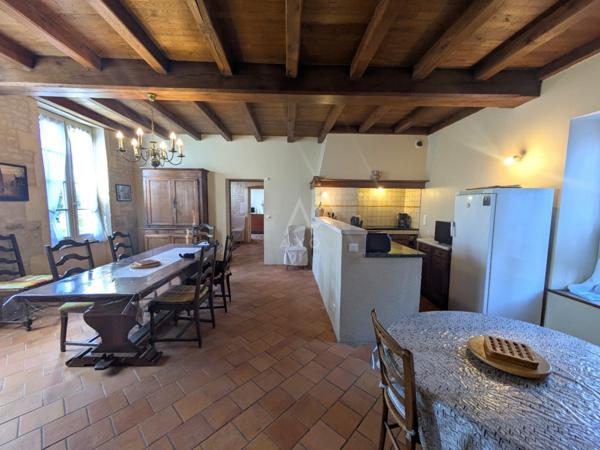 Au cur de Matha  Élégante charentaise rénovée avec dépendances