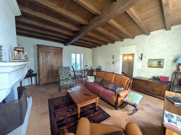 Au cur de Matha  Élégante charentaise rénovée avec dépendances