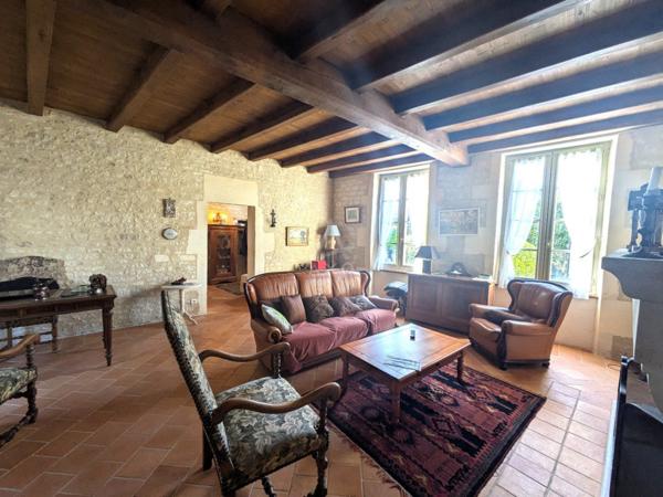 Au cur de Matha  Élégante charentaise rénovée avec dépendances