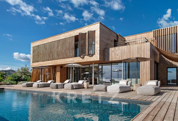 Villa perchée au-dessus du golf de Santa Giulia avec piscine et vue mer