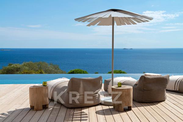 Villa perchée au-dessus du golf de Santa Giulia avec piscine et vue mer