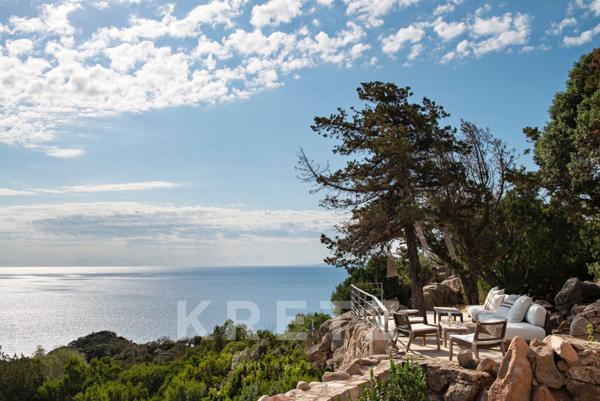Villa perchée au-dessus du golf de Santa Giulia avec piscine et vue mer