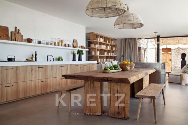 Villa perchée au-dessus du golf de Santa Giulia avec piscine et vue mer