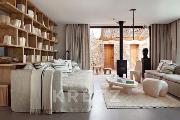 Villa perchée au-dessus du golf de Santa Giulia avec piscine et vue mer