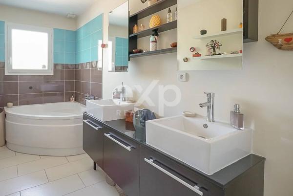 Maison familiale avec piscine et dépendance, cadre naturel préservé