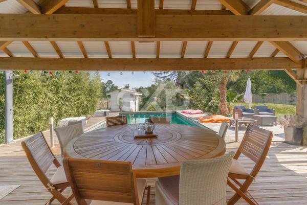 Maison familiale avec piscine et dépendance, cadre naturel préservé