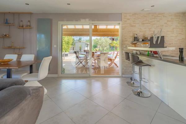 Maison familiale avec piscine et dépendance, cadre naturel préservé