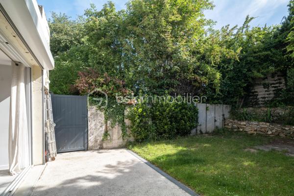 Dans le quartier du Plessis-le-roi à Savigny-le-Temple, cette maison de ville de 118 m² s'organise sur trois demi-niveaux, avec des intérieurs rénovés et de bonne facture.

Implantée au bout d'une impasse privée, cette maison en copropriété n'est mitoyenne que d'un côté. Jardin orienté est, terrasse, deux emplacements de stationnement privatifs et couverts.

* Le premier niveau s'ouvre sur une vaste entrée et distribue un bureau pouvant servir de chambre, un cellier et un WC indépendant.

* Le deuxième niveau constitue l'espace de vie principal : séjour-salon avec poêle à bois, cuisine ouverte, baies vitrées coulissantes donnant sur la terrasse orientée est et le jardin. La double hauteur apporte une sensation de volume et de lumière.

* Le troisième niveau accueille trois vastes chambres et une salle d'eau avec son WC.

Tout est accessible à pied : commerces du Miroir d'Eau à 300m, école élémentaire à 450m, arrêt Tzen à 500m.

Idéal pour une famille en quête d'espace, ou un premier achat tourné vers l'avenir.