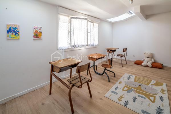 Dans le quartier du Plessis-le-roi à Savigny-le-Temple, cette maison de ville de 118 m² s'organise sur trois demi-niveaux, avec des intérieurs rénovés et de bonne facture.

Implantée au bout d'une impasse privée, cette maison en copropriété n'est mitoyenne que d'un côté. Jardin orienté est, terrasse, deux emplacements de stationnement privatifs et couverts.

* Le premier niveau s'ouvre sur une vaste entrée et distribue un bureau pouvant servir de chambre, un cellier et un WC indépendant.

* Le deuxième niveau constitue l'espace de vie principal : séjour-salon avec poêle à bois, cuisine ouverte, baies vitrées coulissantes donnant sur la terrasse orientée est et le jardin. La double hauteur apporte une sensation de volume et de lumière.

* Le troisième niveau accueille trois vastes chambres et une salle d'eau avec son WC.

Tout est accessible à pied : commerces du Miroir d'Eau à 300m, école élémentaire à 450m, arrêt Tzen à 500m.

Idéal pour une famille en quête d'espace, ou un premier achat tourné vers l'avenir.