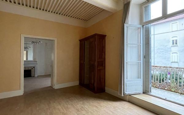 Appartement à vendre    5 pièces • 255,40 m2 Aubenas