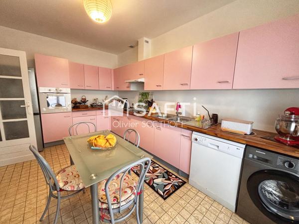 Maison clé en main – 93 m² habitables avec sous-sol total et aucun travaux à prévoir ! Dans un quartier recherché, à deux pas du collège, découvrez cette maison lumineuse, parfaitement entretenue, offrant confort, fonctionnalité et tranquillité. Un bien rare où il ne vous reste plus qu’à poser vos valises !