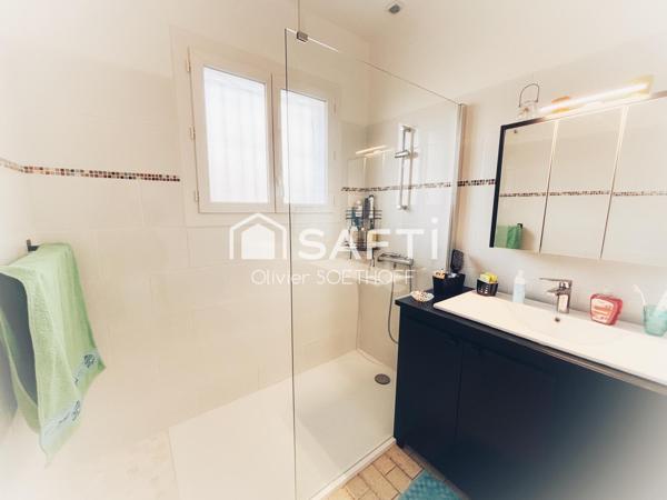 Maison clé en main – 93 m² habitables avec sous-sol total et aucun travaux à prévoir ! Dans un quartier recherché, à deux pas du collège, découvrez cette maison lumineuse, parfaitement entretenue, offrant confort, fonctionnalité et tranquillité. Un bien rare où il ne vous reste plus qu’à poser vos valises !
