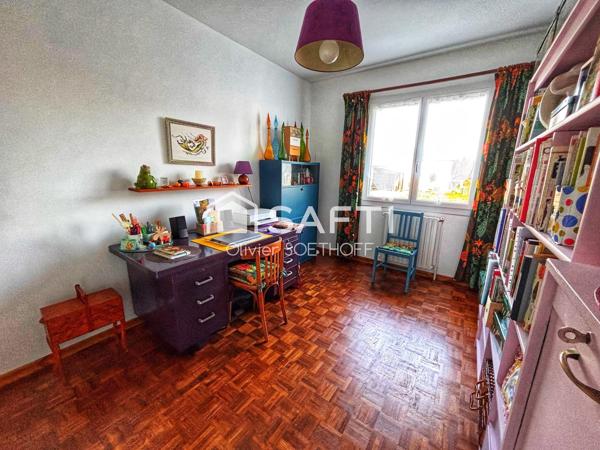 Maison clé en main – 93 m² habitables avec sous-sol total et aucun travaux à prévoir ! Dans un quartier recherché, à deux pas du collège, découvrez cette maison lumineuse, parfaitement entretenue, offrant confort, fonctionnalité et tranquillité. Un bien rare où il ne vous reste plus qu’à poser vos valises !